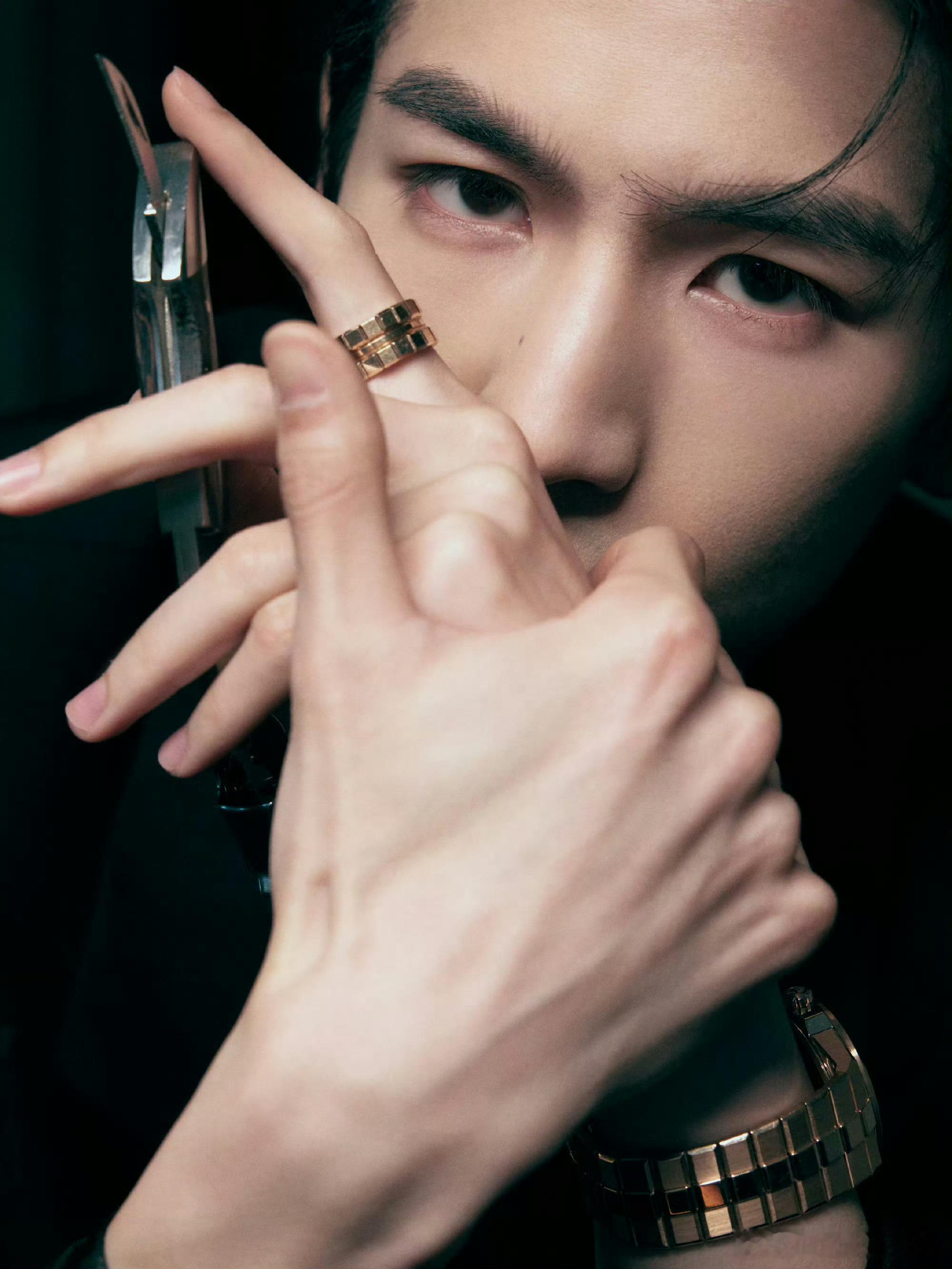 🐮还戴的萧邦，不是说他要转宝格丽了么，按理说应该开始戴了 