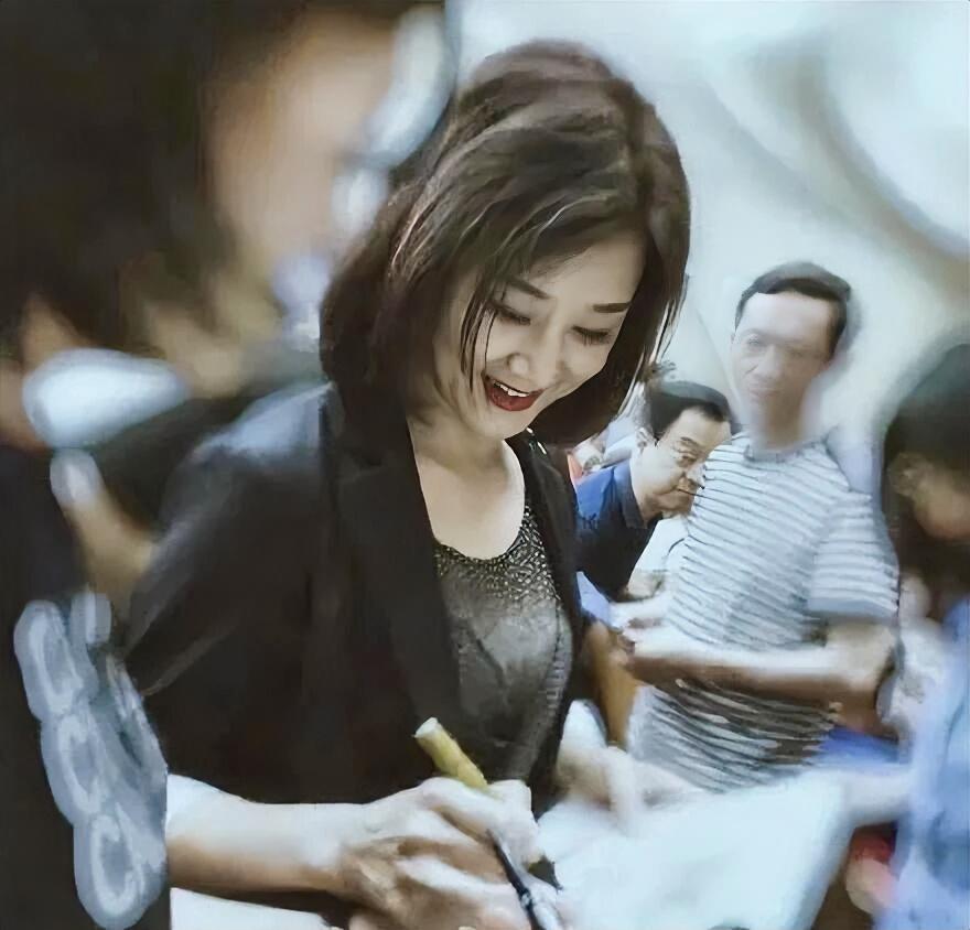 近日，有网友曝光一组 60 岁宋祖英的近照，罕见现身的她不仅状态能打，更当众展示