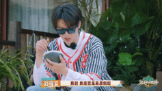 刘耀文吃蓝莓吃出一把年纪谁能想到刘耀文拿着碗筷扒蓝莓啊?，一颗一颗慢悠悠夹，鲜活