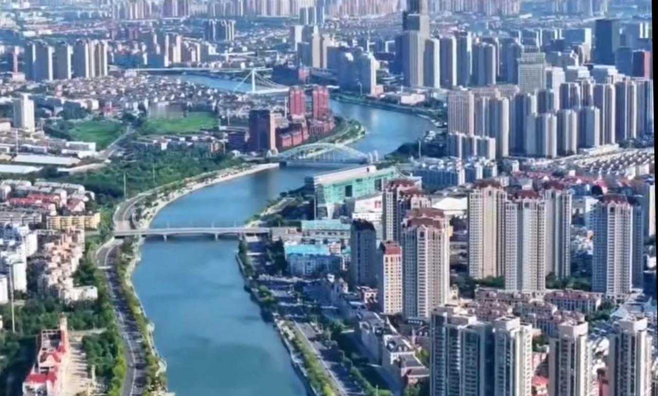 新思想引领新征程，服务业扩能提质全面推进。城市楼宇林立、交通枢纽繁忙，彰显发展活