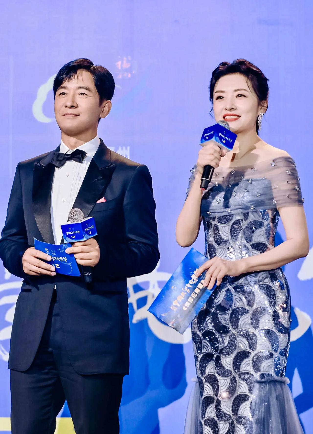 演员郭晓东和周涛同台主持，一位是优秀的演员，一位是优秀的主持人，真是奇妙的组合。