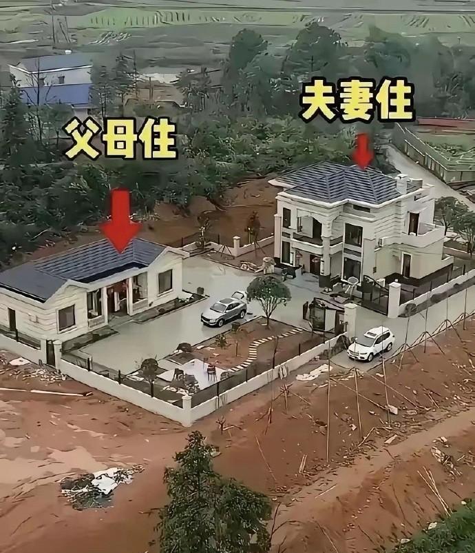 老两口住东头，小两口住西头，一墙之隔，饭香能飘过去。
爹娘不靠娃伺候，娃不嫌爹妈