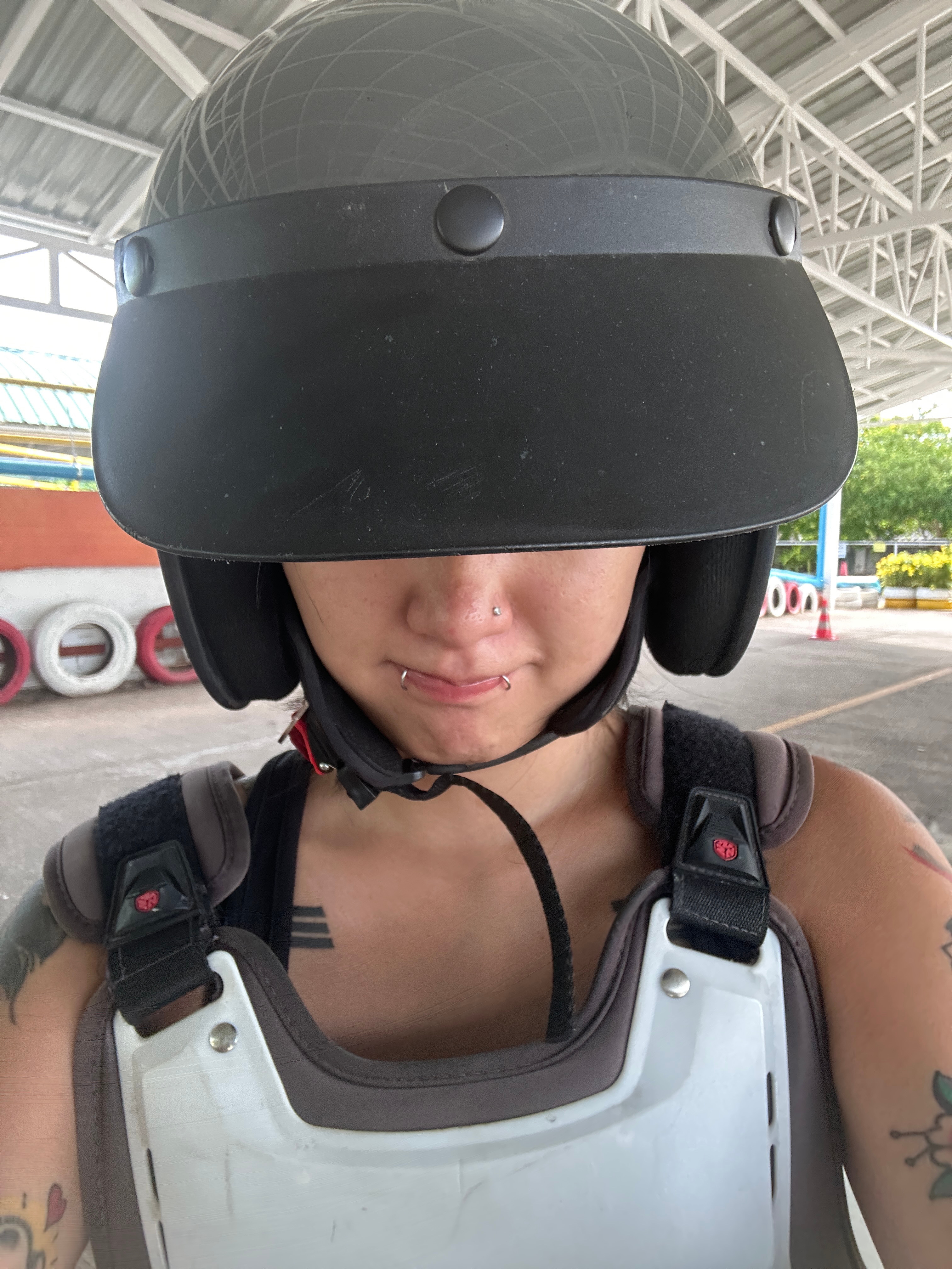 妈呀到驾校一坐上摩托车就会骑了，只是还掌握不好速度，前三十年在干啥本人全副武装中