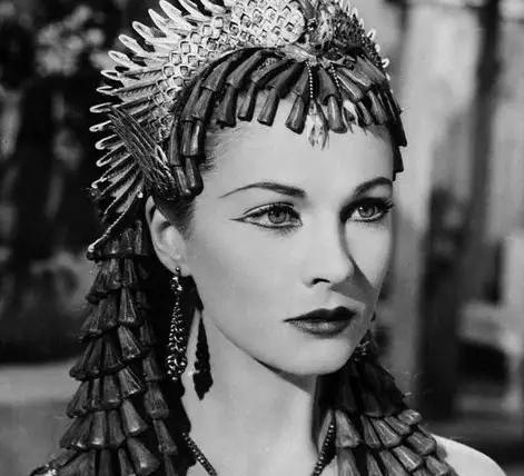 公元前30年，埃及艳后一丝不挂躺在床上，拿出早已准备的毒蛇放在身上，毒蛇缓缓爬上