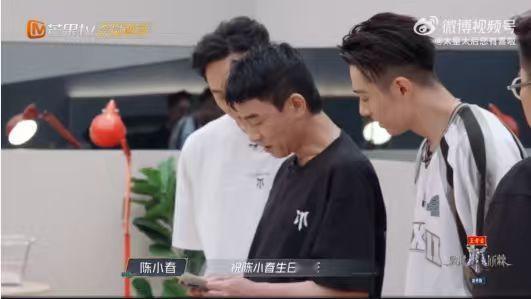TOP送陈小春的礼物好用心 看TOP登陆少年给陈小春送礼物我都跟着开心！之前错过