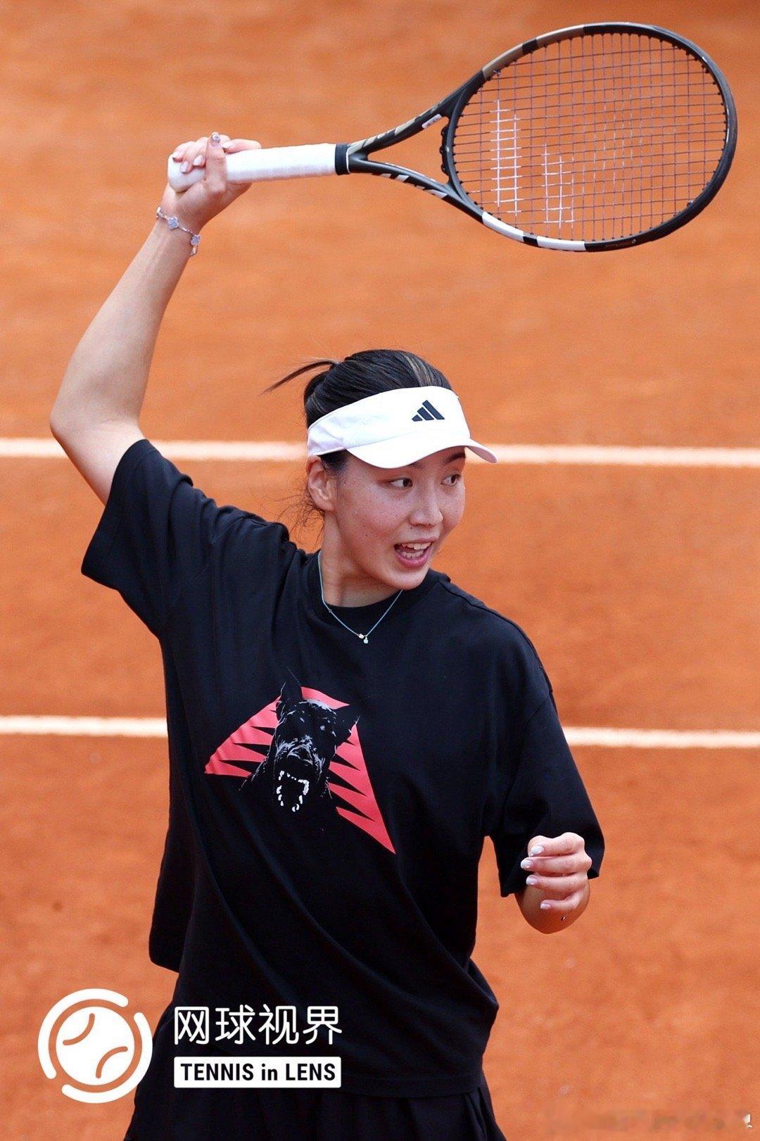 媒体日对王欣瑜的采访：上一站因伤退赛，这两天训练看你的大腿上还打着绷带，现在身体