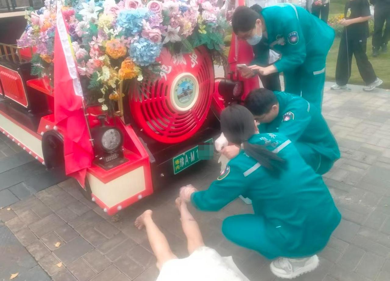 郑州苑陵故城文化公园那事儿，真看得人心里堵得慌。
10月1号下午，段女士跟老公在