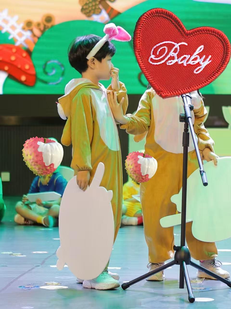 前阵子还在和人讲，家里小孩变丑了。大家都说嘛，孩子尴尬期是吧？就是小学生换牙，然