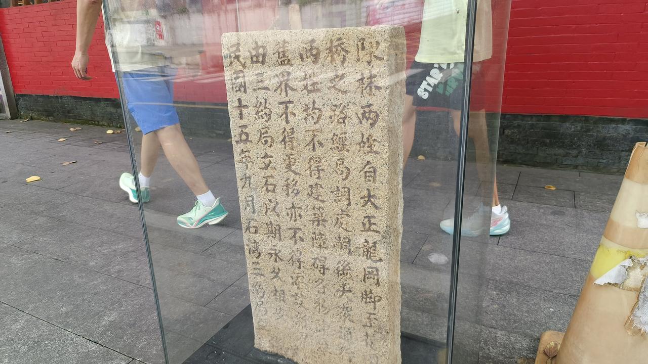 “这界标是假的，都是那些四五十岁的人弄上去的！”

昨天上午迎着清风，骑着心爱的