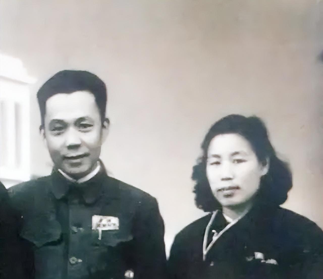 1984年，一位少将风尘仆仆赶到了一位农民的家里，上前紧紧抱住了农民，颤声说道：
