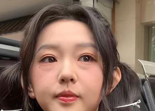 谁能想到，短剧圈最火的女演员李柯以，就因为一张照片，评论区直接吵翻了？据说这还是