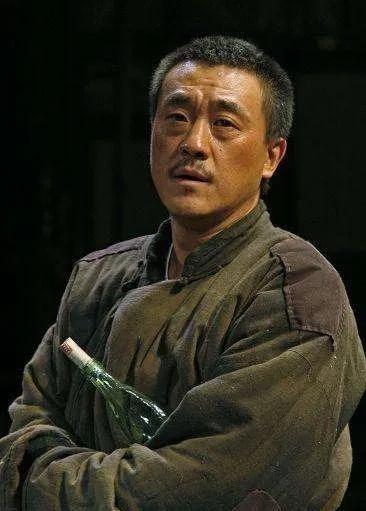 一天，何冰跟儿子在家看电视，没想到儿子看到了何冰演得电视剧后，吃惊的问何冰说：“