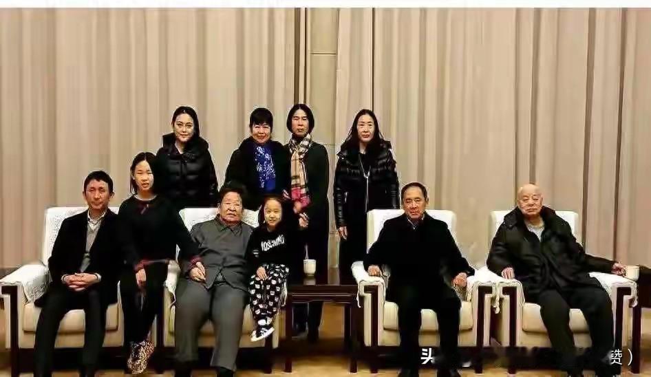 84岁的李讷，大孙女和小孙女偎依身边多么温馨一家人。
 
李讷1940年出生，如