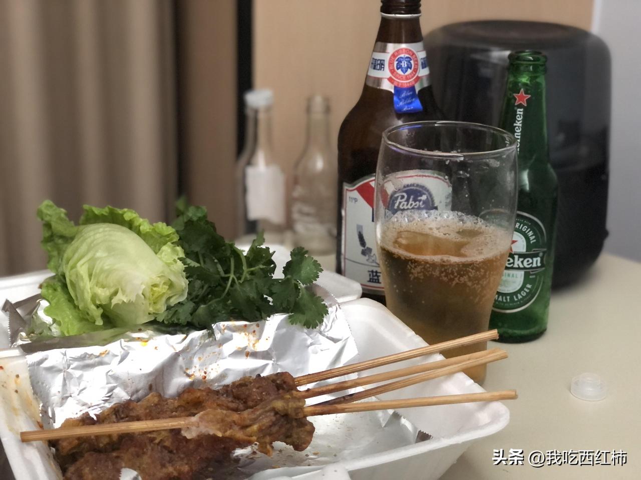 45岁，已退休，带着12岁的女儿过着别人眼里的躺平生活。
股市跌、黄金跌，我都能