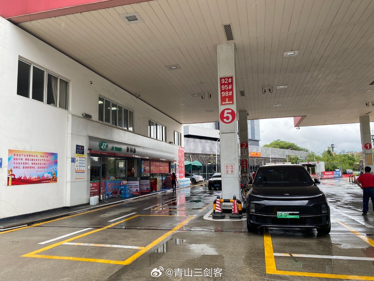 增程车电池越来越大，最根本原因就是消费者的选择，只希望日常用电，一年用一两次油就