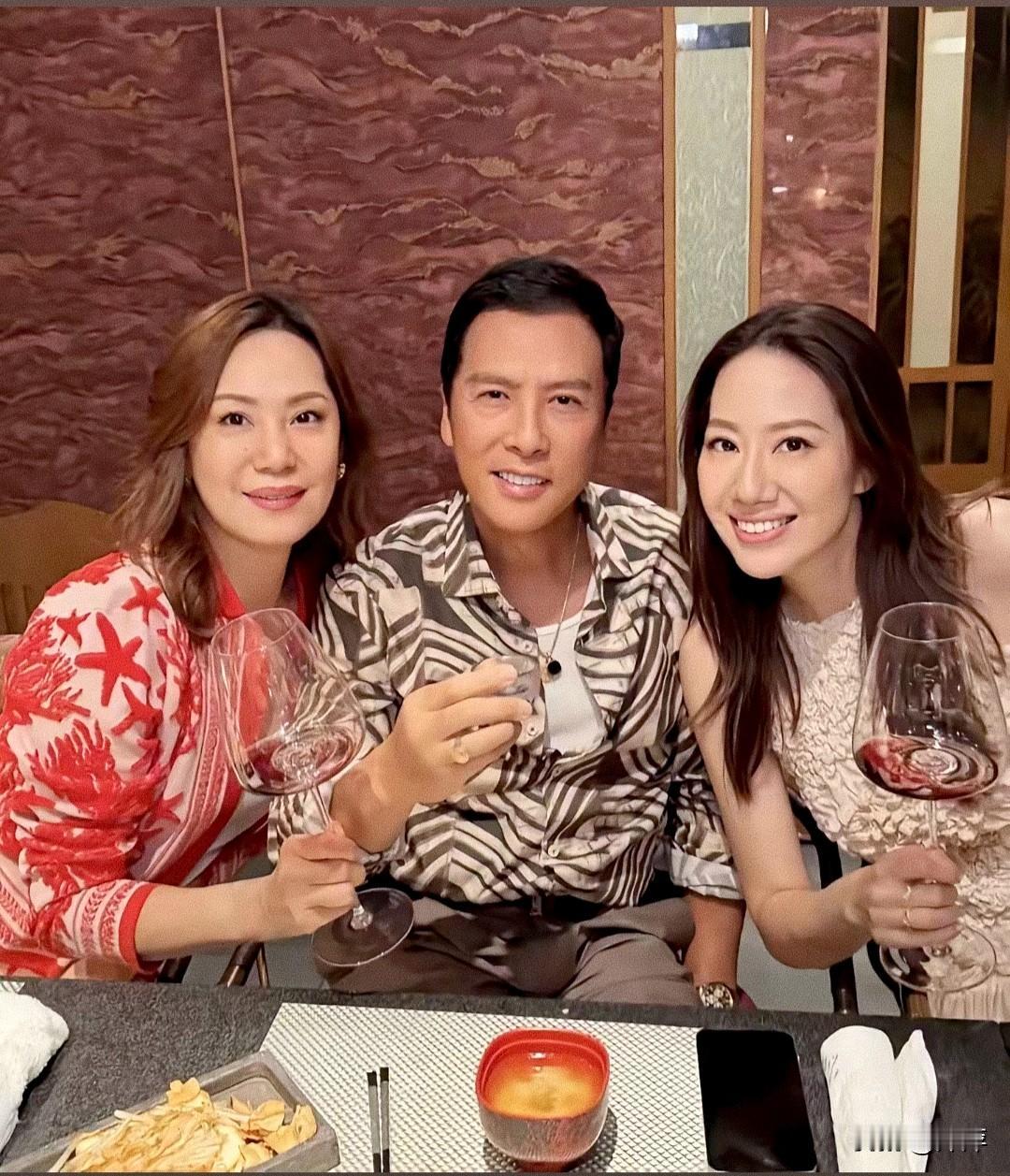 甄子丹和爱妻汪诗诗为岳母徐莉君庆祝68岁生日。看他岳母这外表身材年轻时肯定是个大