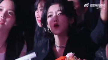 希林娜依高演我看演唱会 被希林娜依高萌到了！看演唱会时她眼睛盯着舞台，跟着节奏轻