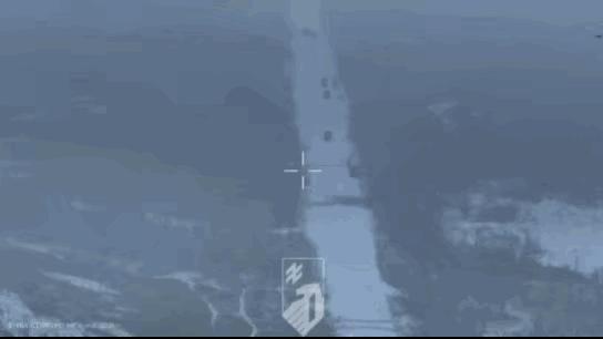 俄军一支纵队试图沿M-30公路从波克罗夫斯克西北方向迂回包抄，被乌克兰第1亚速军