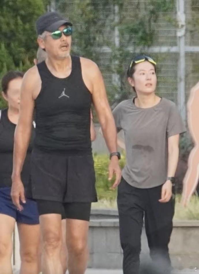 周润发与43岁唐诗咏一同跑步，发哥当街为其拉伸，那娴熟手法超亮眼，画面尽显暖心，