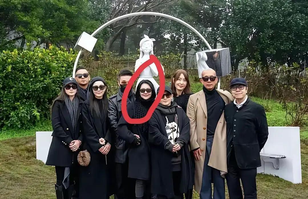 别骂了。
大S忌日上，小S那个刺眼的“仰天长笑”，看懂的人，都沉默了。
她不是没