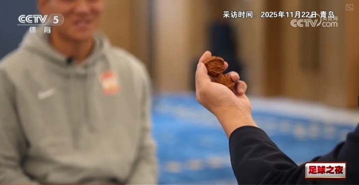 #李昊日常爱好是盘核桃#央视足球之夜播出《李昊的人生大场面》，记录了这位门神场下