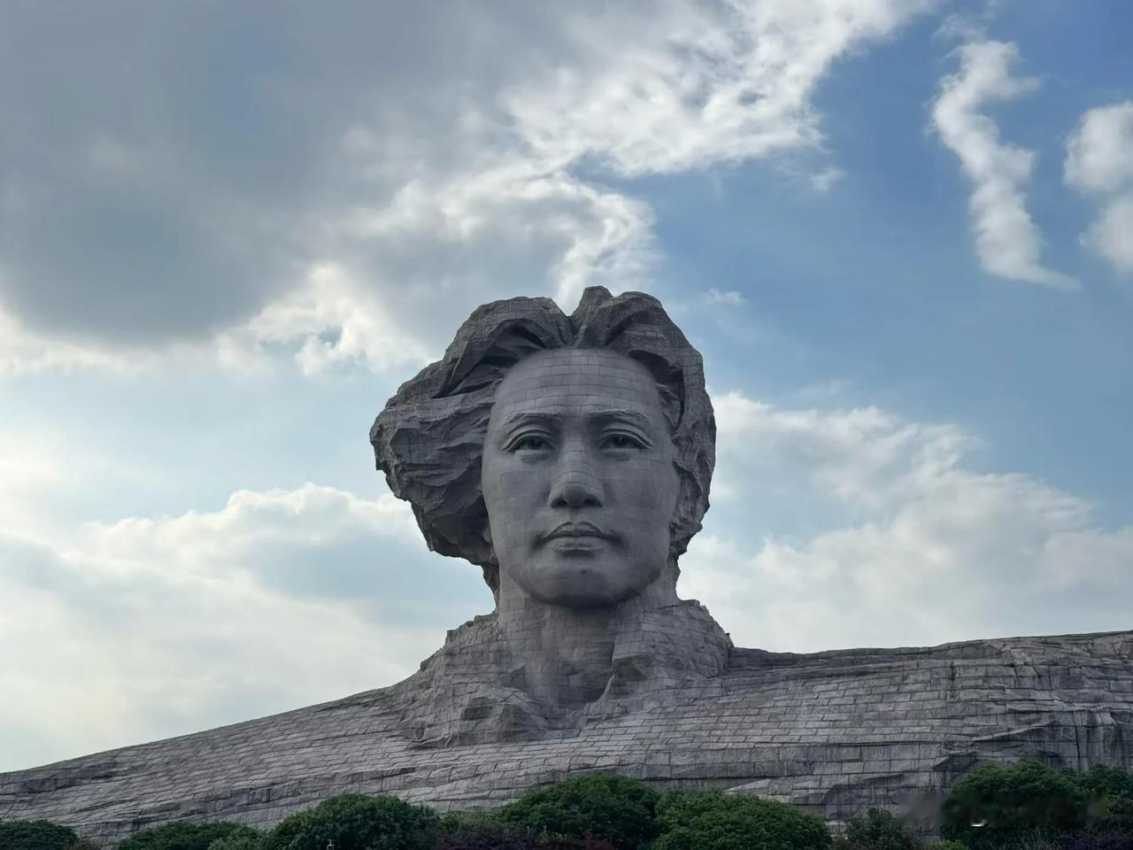 长相普通的女孩子，干净利落就好。好奇怪，生活中，一般都是黑不溜秋的非得浓妆艳抹，