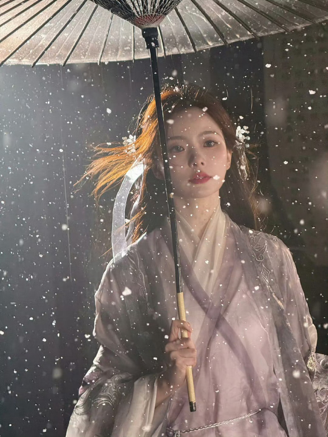 陈卓璇怎么美成这样 雪中撑伞，紫裙翩跹。陈卓璇宛如画中仙，侧颜精致，眼神坚毅，发