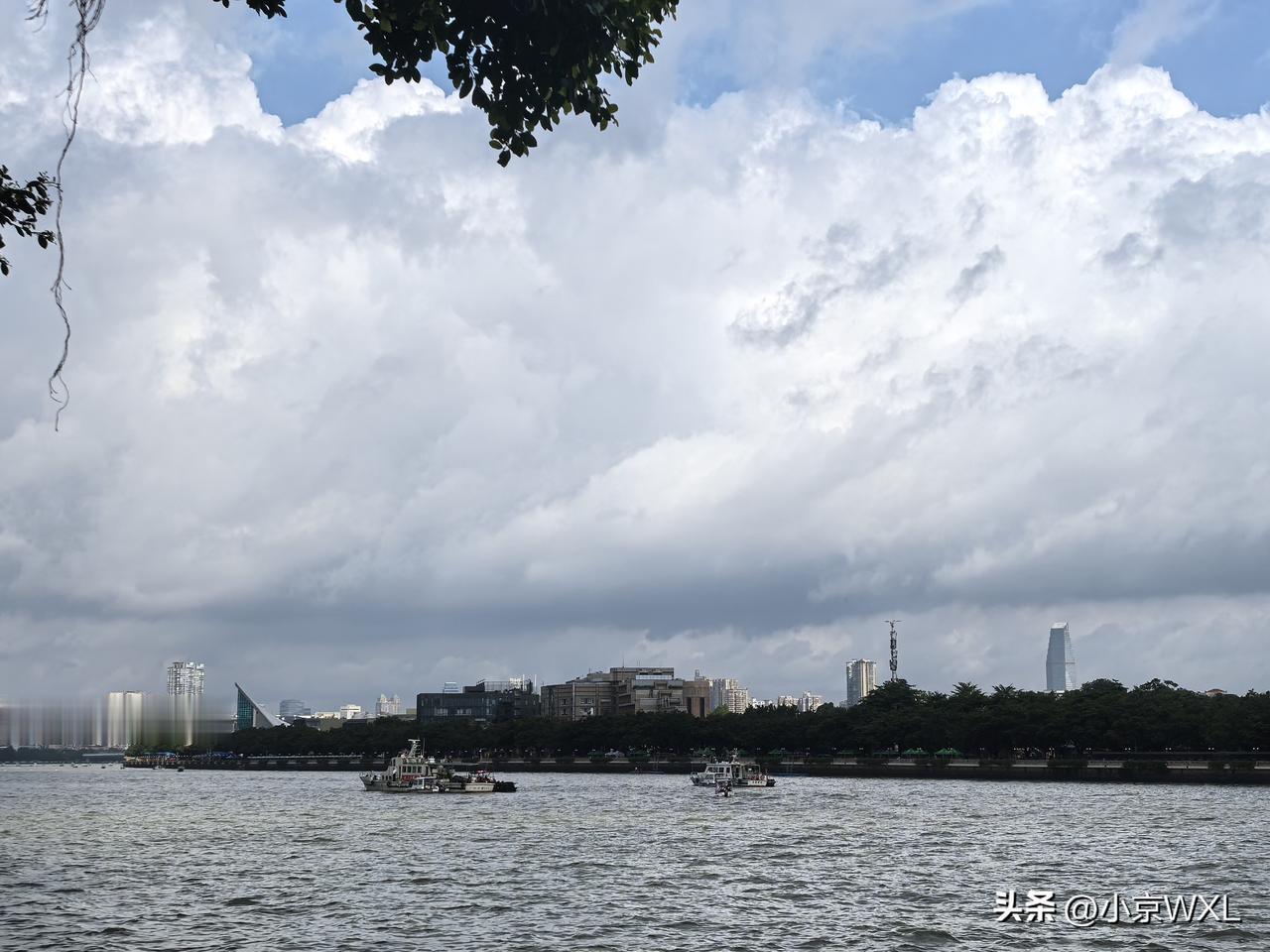 放弃观看就在家门外的广州市国际龙舟赛，乘坐地铁凉快去。
广州哪里可以观看龙舟比赛