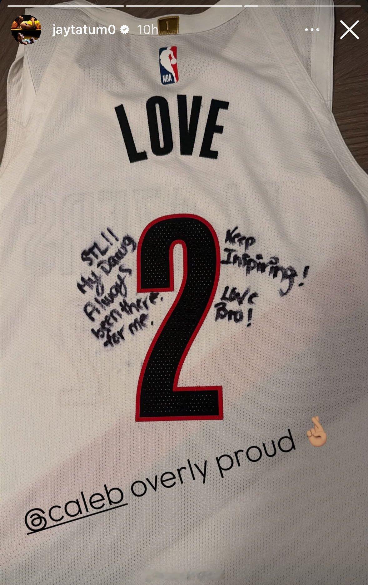 开拓者后卫凯勒布·勒夫昨晚将自己的球衣赠予了同为圣路易斯老乡的杰森·塔图姆。“圣