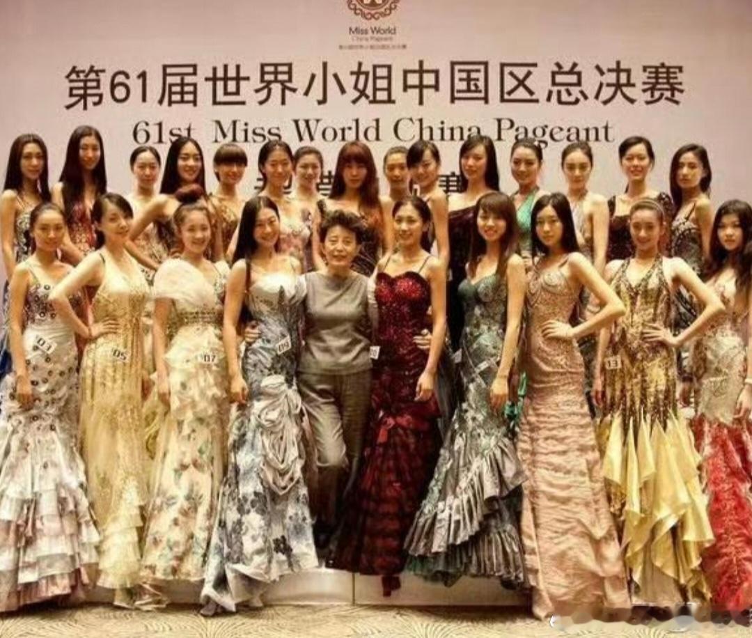 找学生Bettie旧照片刷到这张照片中国小姐培训当导师上天真的恩待尽在美女堆里混