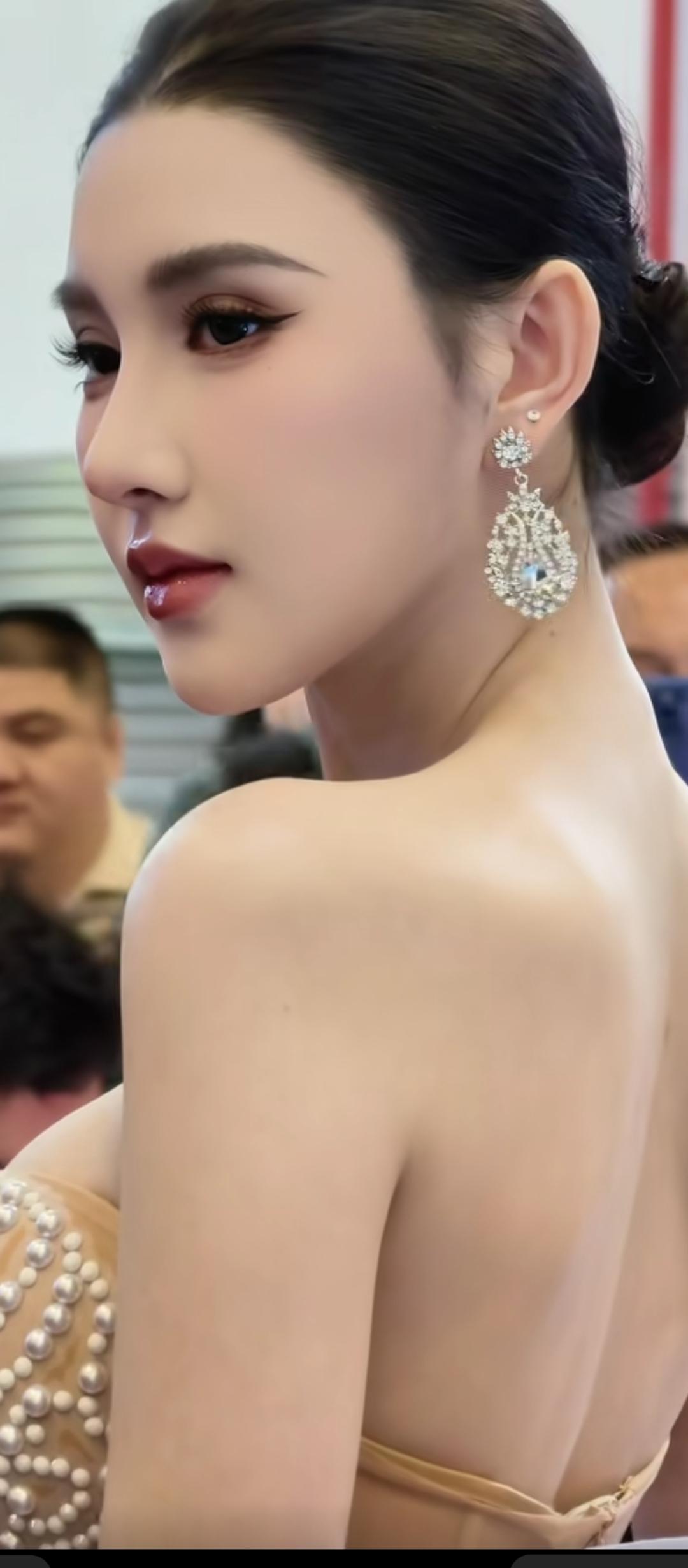 珠光宝气映红妆，美人如画入诗行。