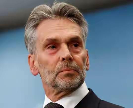 彻底撕破脸！荷兰不但不卖高端的光刻机给中国，连以往卖给中方的中低端光刻机的售后维