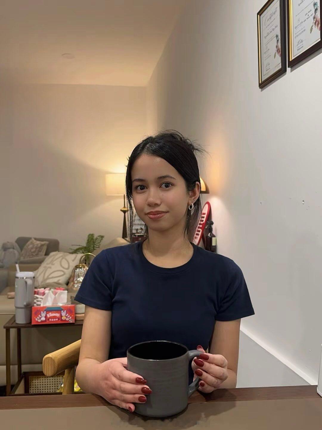 王室王室文莱王室 阿米拉去做美甲，哎不包头多可爱