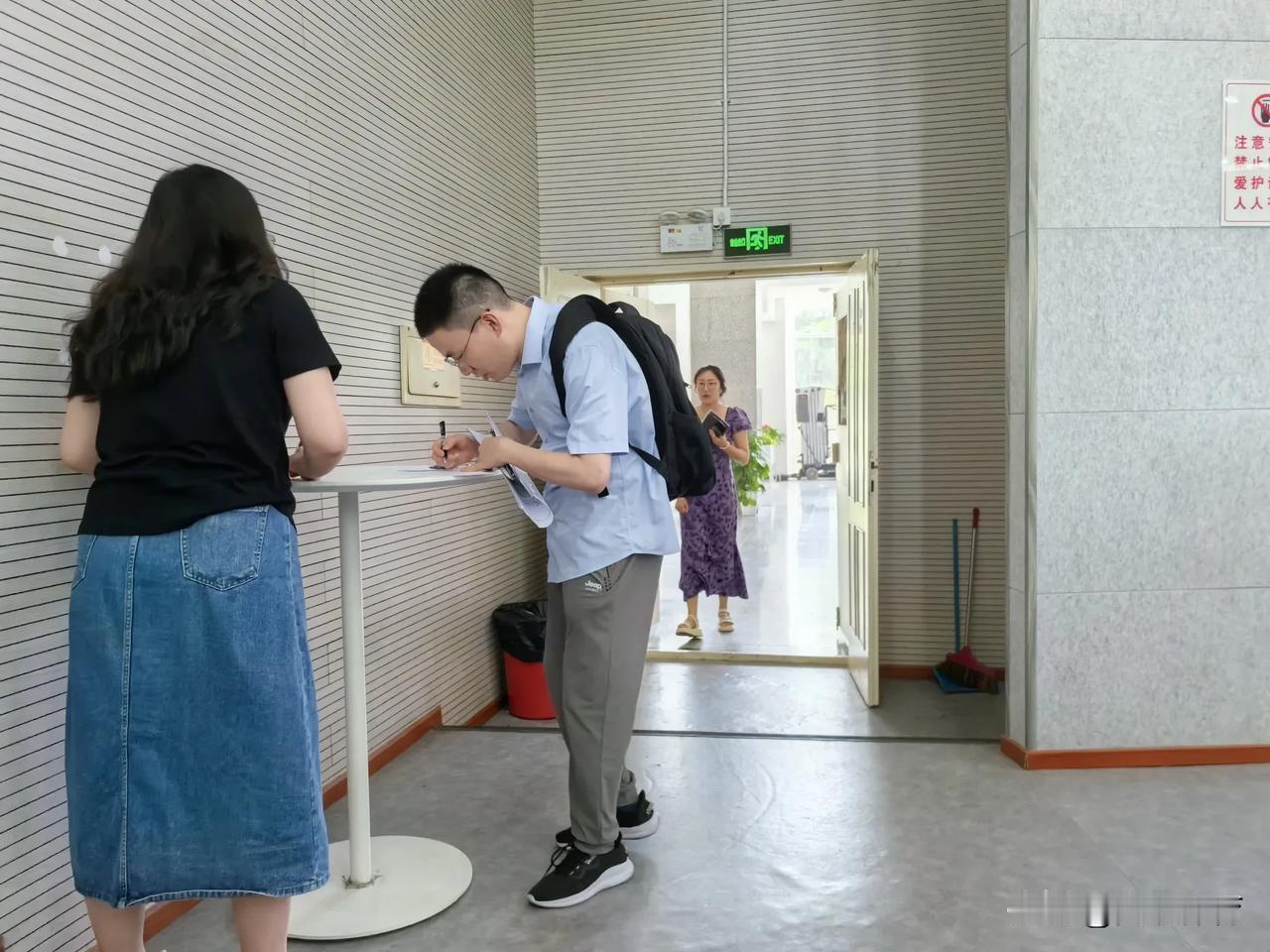 学院的全体会议，一般情况下每个月会有一次。按照规定，没有特殊情况，老师们是不能缺