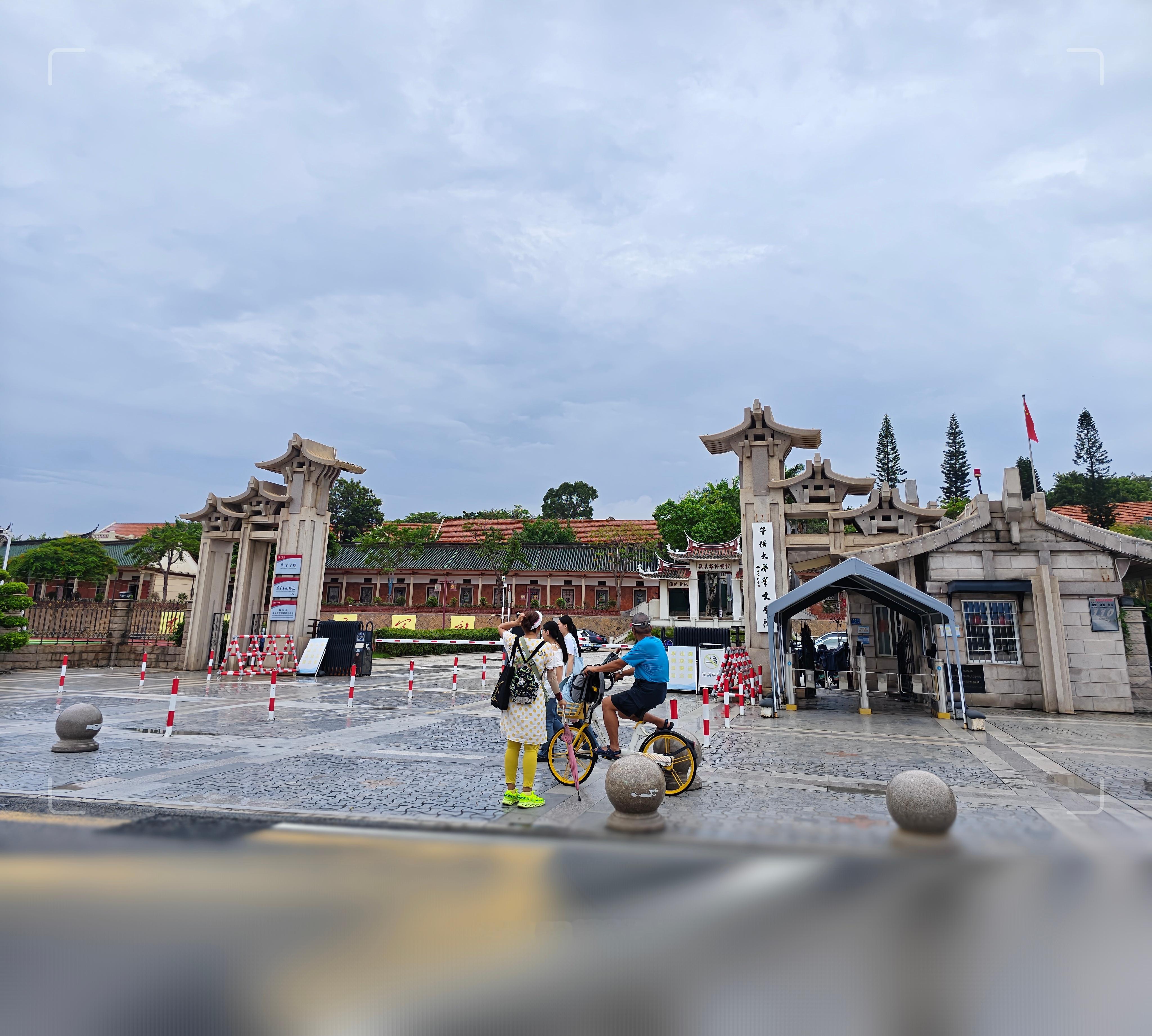 厦门集美这边因为有大学，年轻人好多。可惜天气不好，不然多逛逛了[柯基][柯基] 