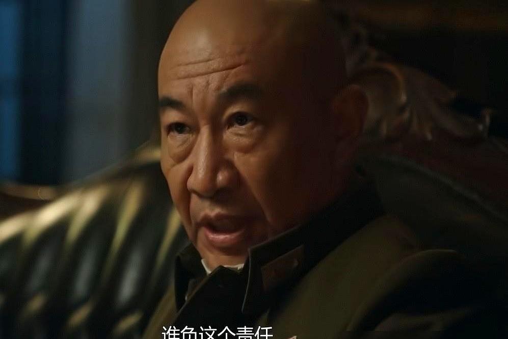 看完《九个弹孔》，我才明白什么叫“感情稳得不行”。

李智信重伤昏迷，他妻子向群
