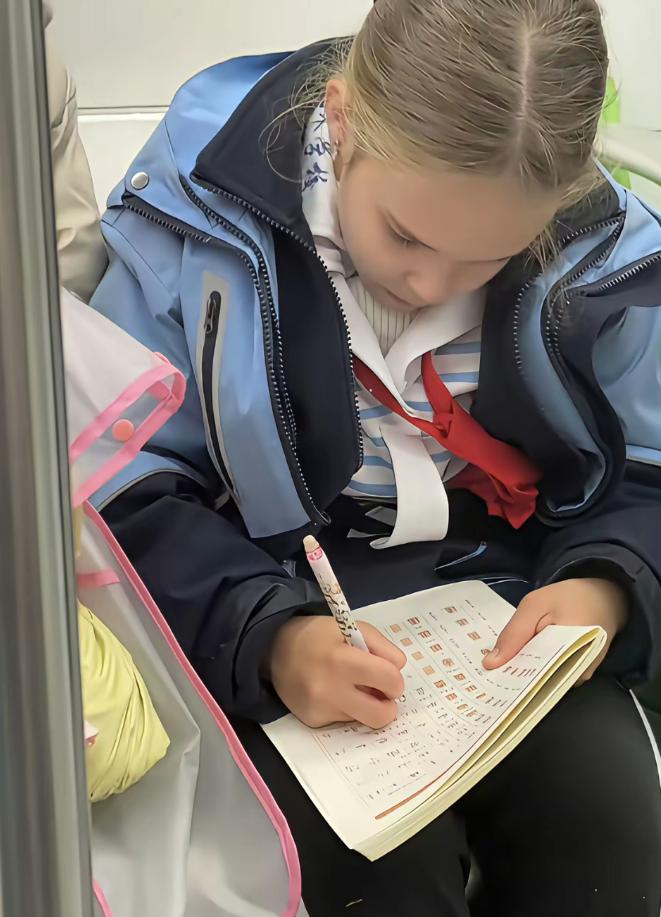 在上海地铁上拍到这一幕，真的越看越暖心。
不少人第一眼还以为是咱们本地孩子，仔细