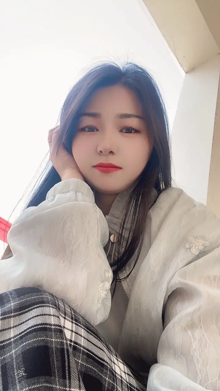 有时间一起出来喝酒呀，把我灌醉我告诉你我最爱谁。”