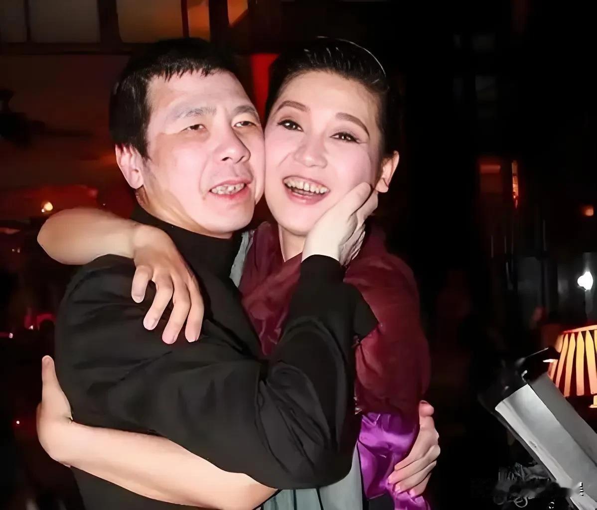 不得不感叹徐帆，做女人难，做冯小刚的女人更难！
徐帆再度被离婚又上了热搜，她的回