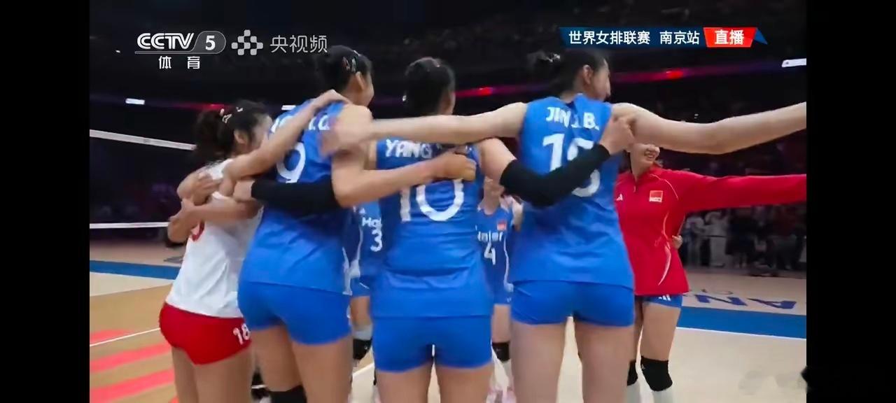 好消息，大爆冷，中国女排小将3:1力克欧州劲旅波兰队，取得南京站的三连胜，并夺得