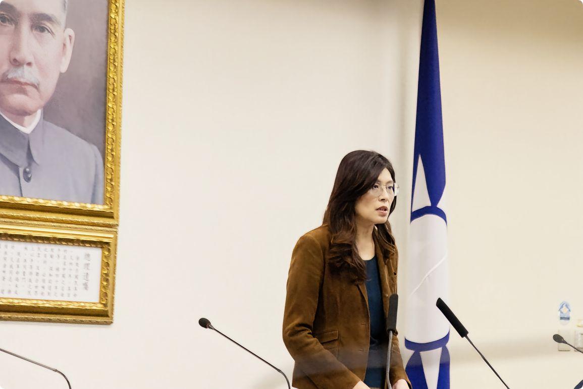 中国台湾省，郑丽文得知香港新界大埔屋邨宏福苑多栋住宅楼发生火灾的消息后，心情沉重