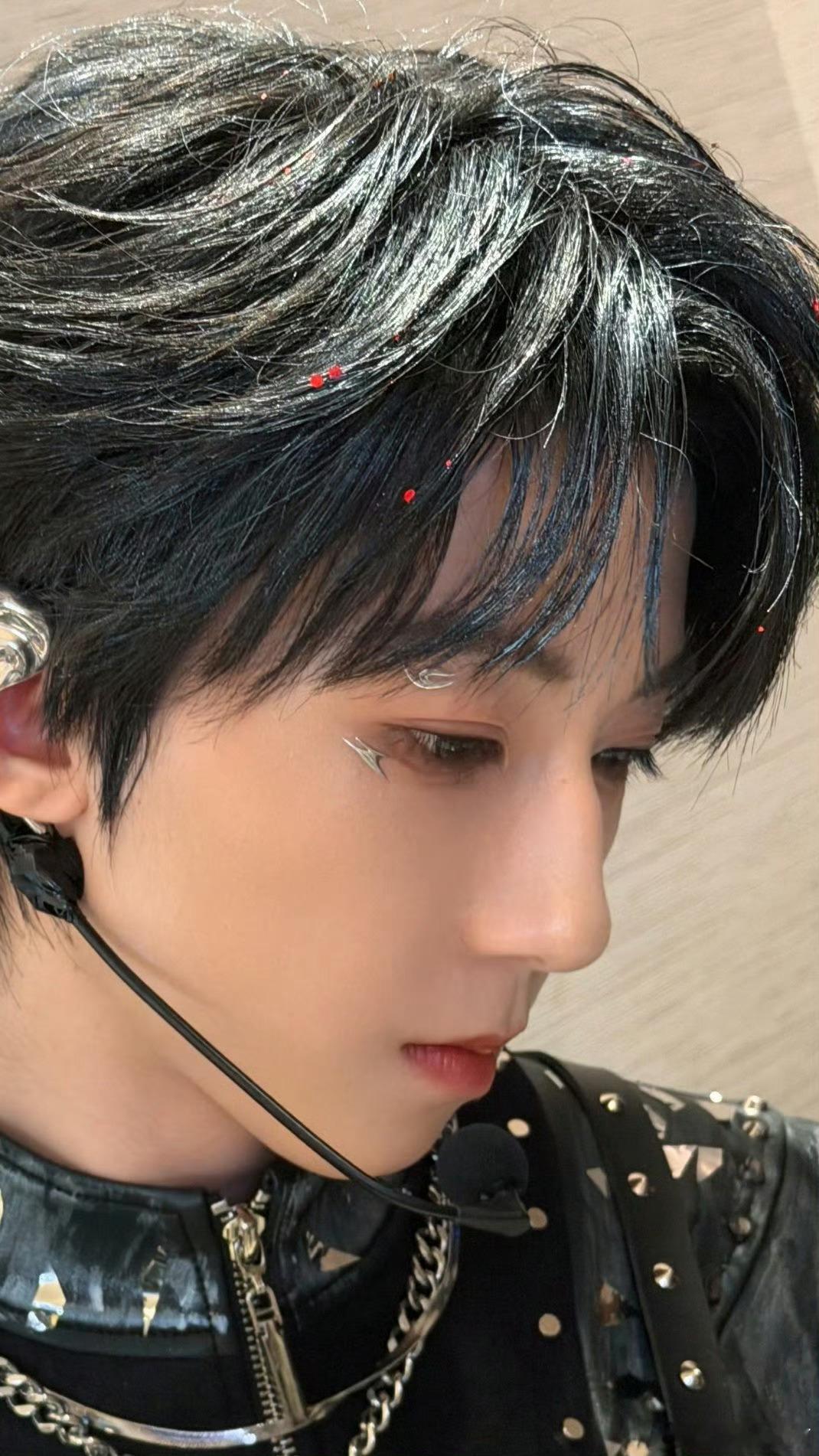 杨博文后台照这是谁家的小孩又帅又萌的！小羊新年快乐，今后的每一天都要顺利！