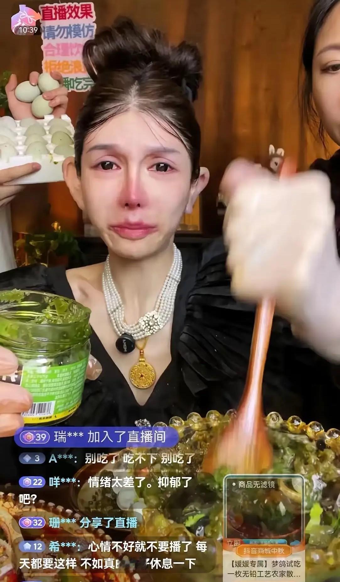 实在不行就转行吧！

这位叫“媛媛超爱吃”的吃播博主边吃边卖货，她一个吃播博主瘦
