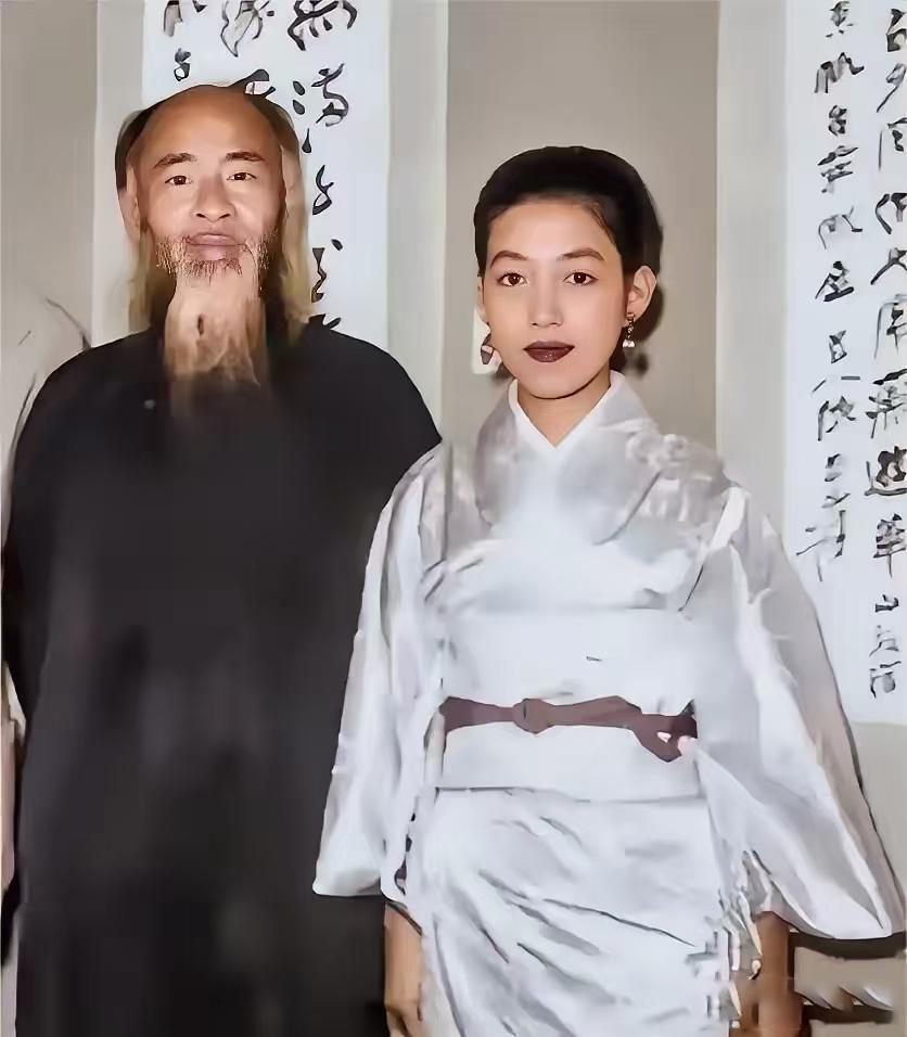 果然搞艺术的人，感情世界都会很丰富，照片中是50多岁的著名画家张大千，与小他32