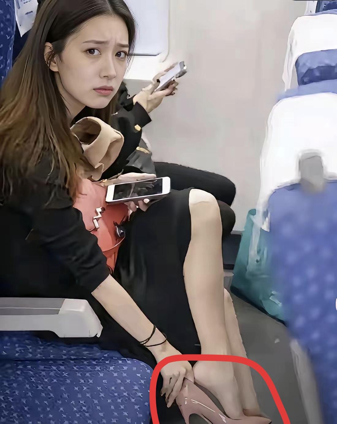 长得好看就能为所欲为？
脱鞋这事儿真不能忍！[发怒]