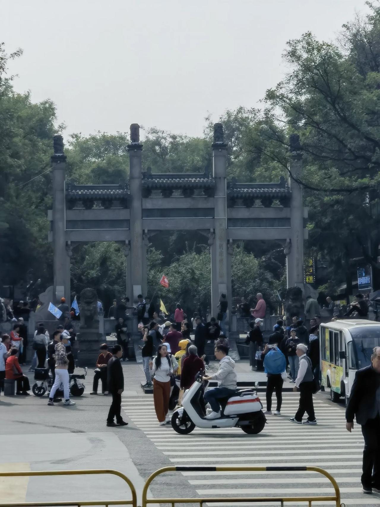 西安北院门人潮涌动，国庆节后西安旅游依然火爆，争相品鉴回民美食，领略民族风情