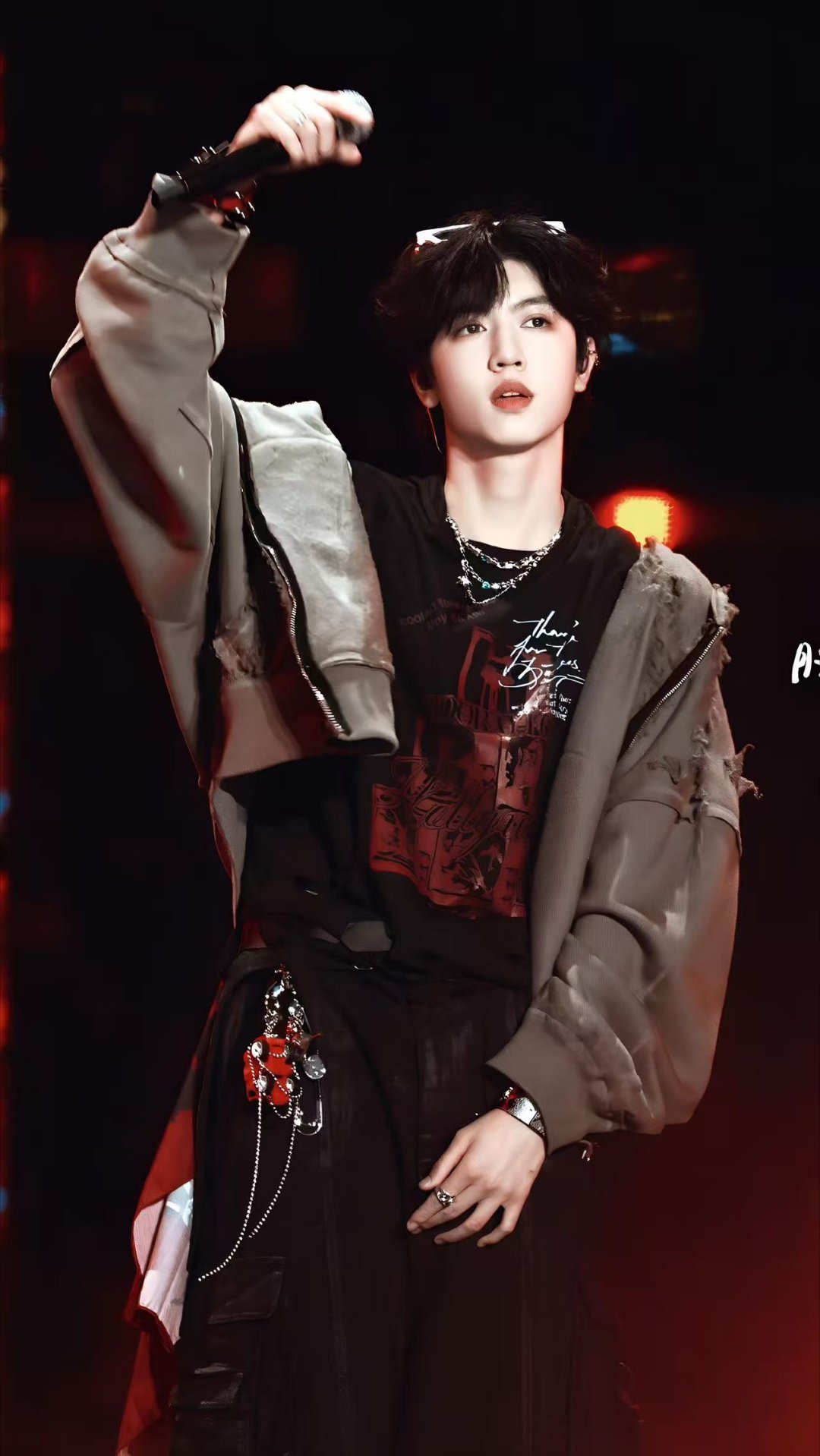 张桂源 眉压眼张桂源这眉压眼也太有故事感了吧！自带清冷破碎氛围，眼神一垂氛围感直