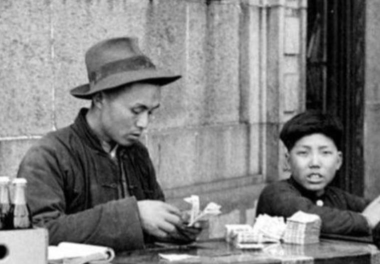 1947 年，他亲手参与铡死 15 岁的刘胡兰，升官后隐姓埋名摆摊度日躲了四年，