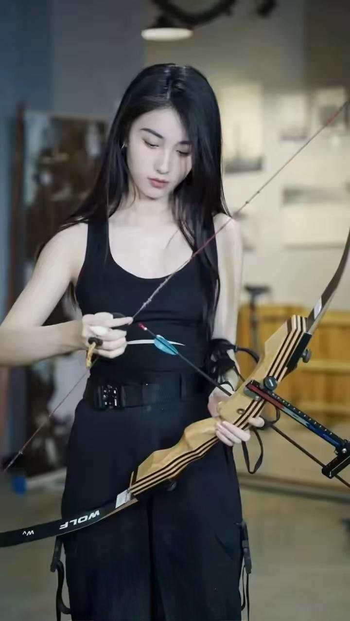 🏹 专注的眼神，精准的瞄准，射箭少女，英姿飒爽！💪🏻