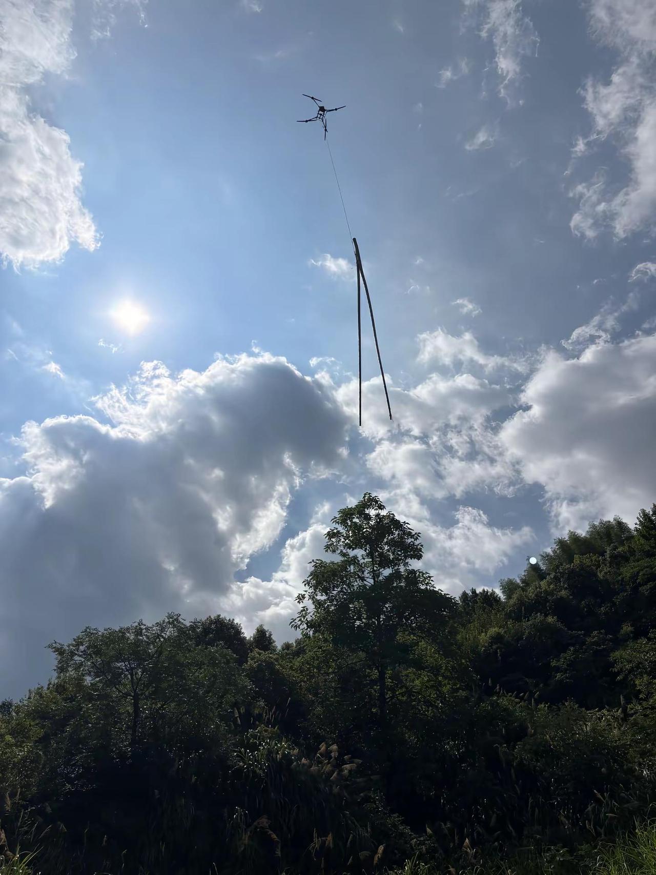 我是飞无人机的 用一句话击溃我。无人机 无人机山区吊运 山林无人机吊运 无人机空